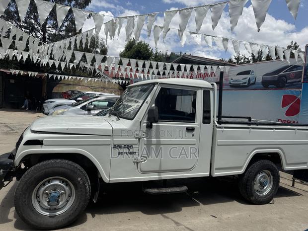 Mahindra Commander 2004 White