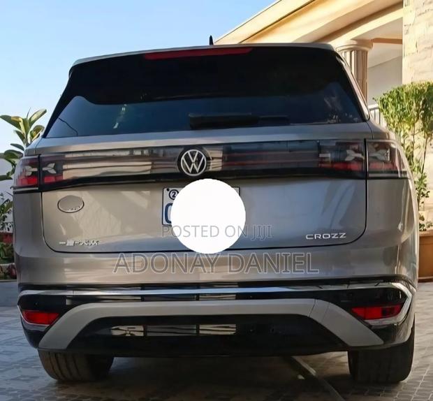 Volkswagen ID.6 2024 Gold