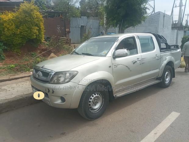 Toyota Hilux 2010 Gold