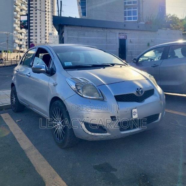 Toyota Vitz 2009 Silver