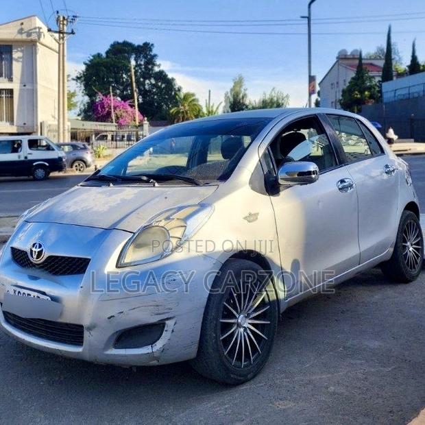Toyota Vitz 2009 Silver