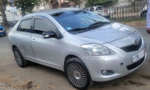 Toyota Yaris 2010 Silver
