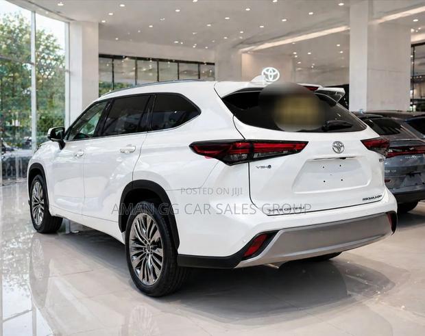 New Toyota Highlander Hybrid 2025 White
