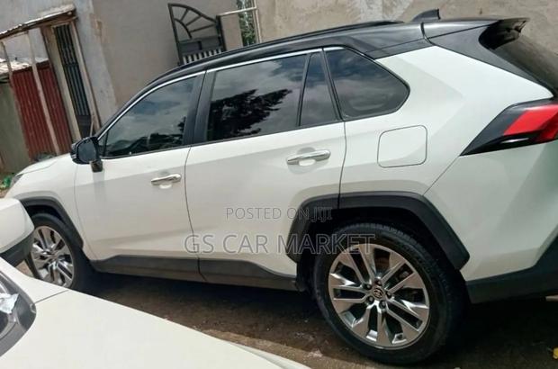 Toyota RAV4 2021 White