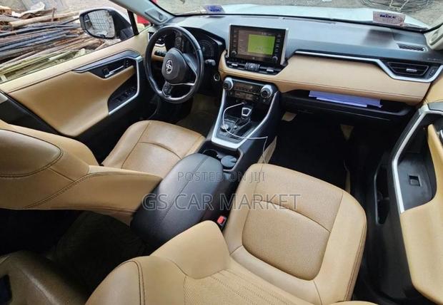 Toyota RAV4 2021 White