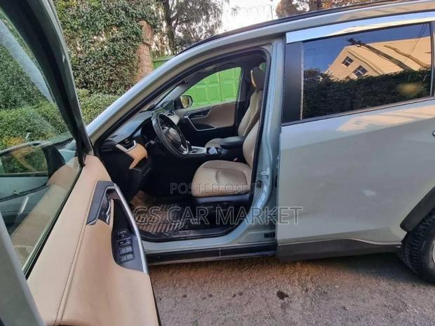 Toyota RAV4 2021 Gray