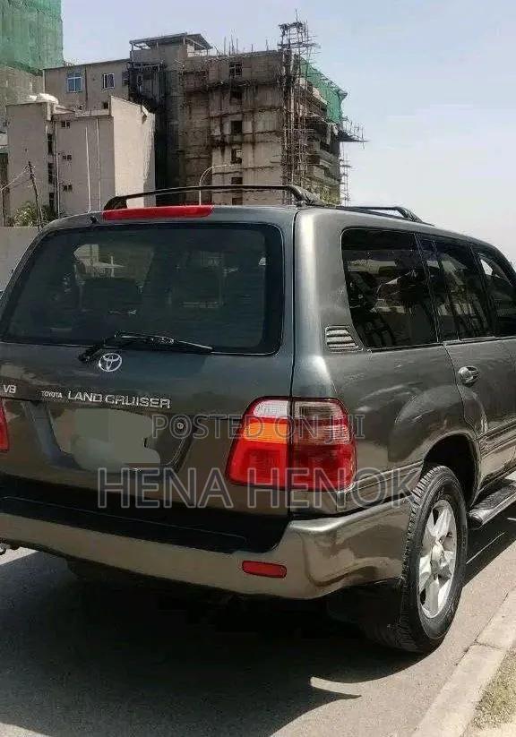 Toyota Land Cruiser 2002 Gray