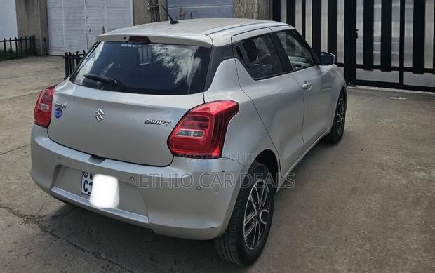 Suzuki Swift 2022 Silver