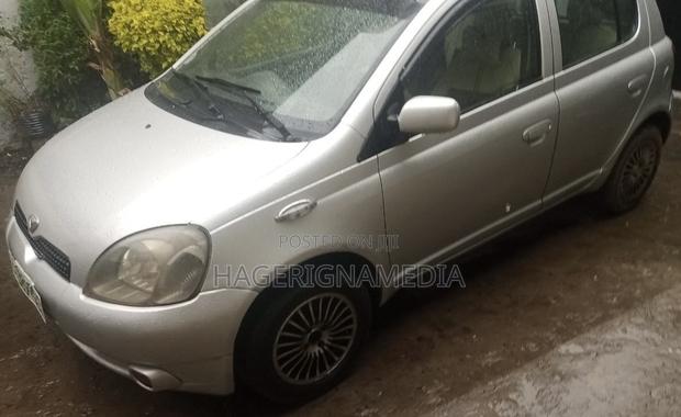 Toyota Vitz 2001 Silver