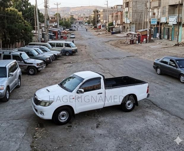 Toyota Hilux 2011 White