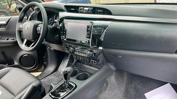 Toyota Hilux 2022 Green