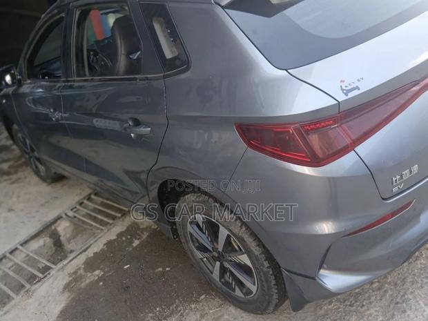 BYD E2 43 kWh 94 hp FWD 2024 Silver