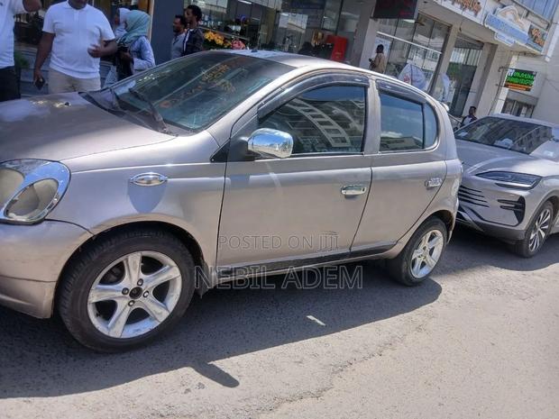 Toyota Vitz 2001 Silver