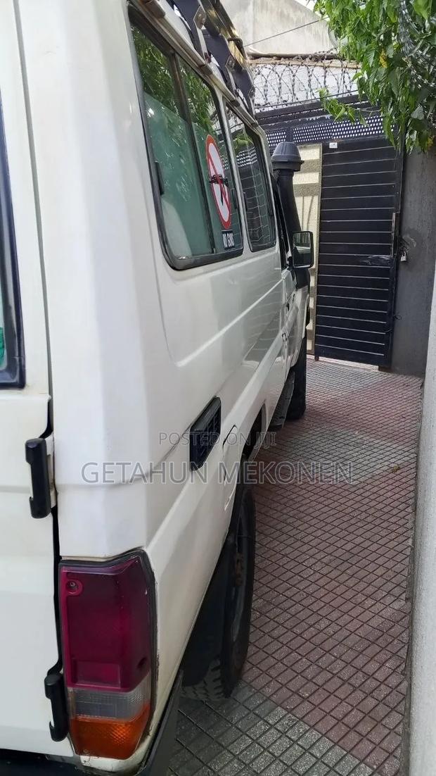Toyota Land Cruiser 2009 White