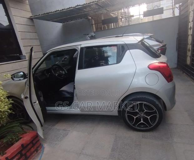 Suzuki Swift 2022 Silver