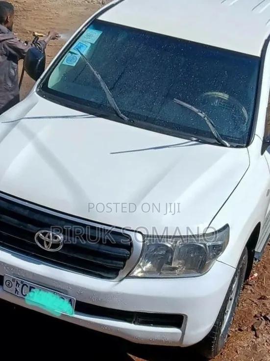 Toyota Land Cruiser 2010 White