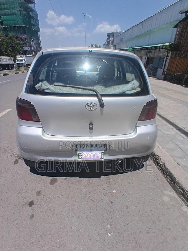Toyota Vitz 2002 Silver