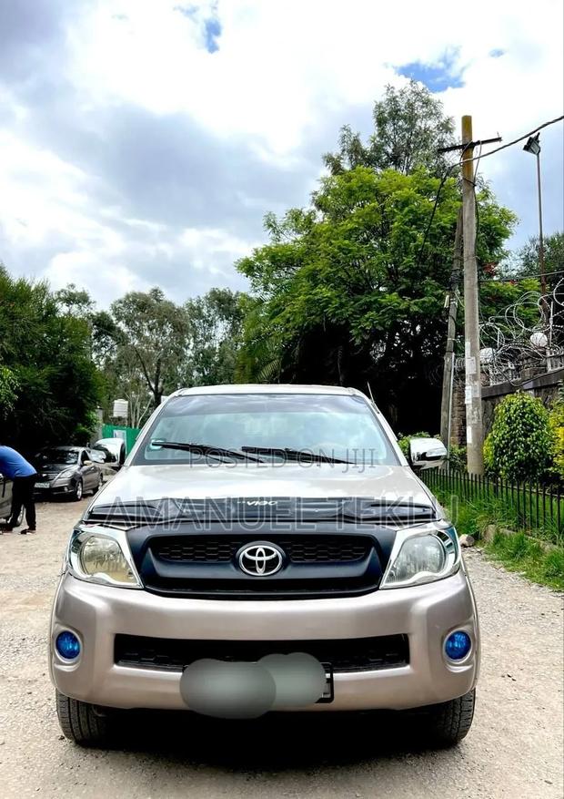 Toyota Hilux 2010 Gold