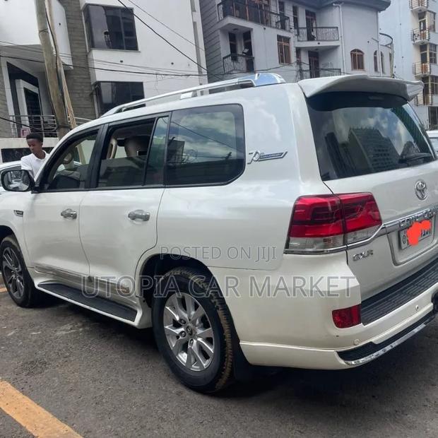 Toyota Land Cruiser 2010 White