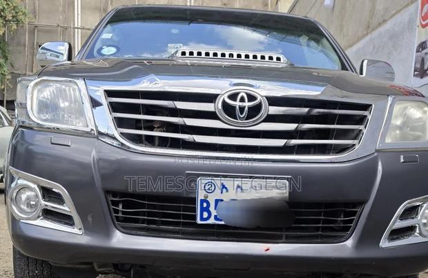 Toyota Hilux 2015 Gray