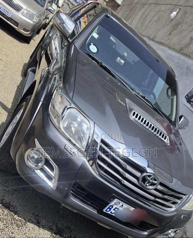 Toyota Hilux 2015 Gray