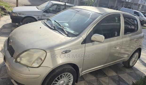 Toyota Vitz 2004 Silver