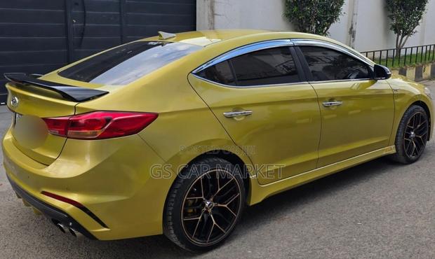 Hyundai Avante 2017 Gold