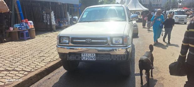 Toyota Hilux 2002 White