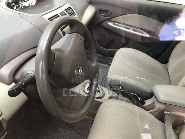 Toyota Belta 2010 Silver