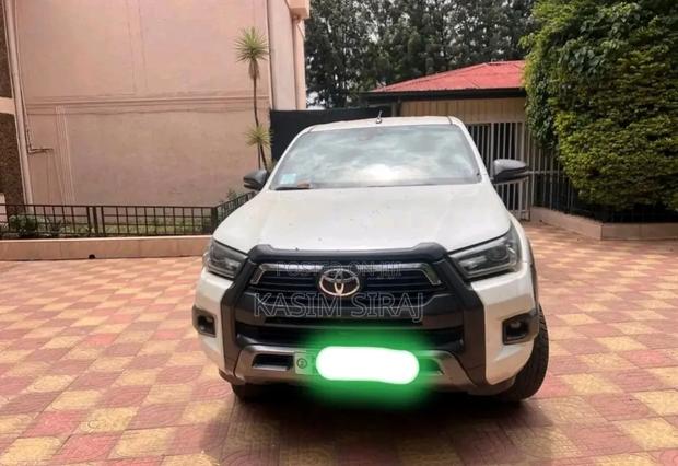 Toyota Hilux 2021 White