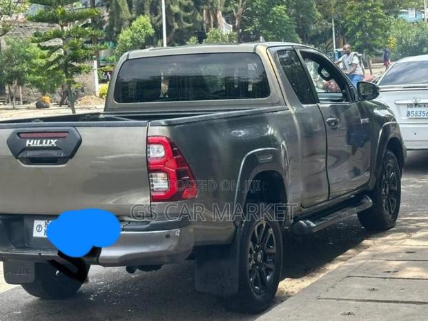 Toyota Hilux 2021 Gray