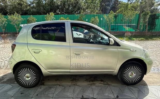 Toyota Vitz 2004 Gold