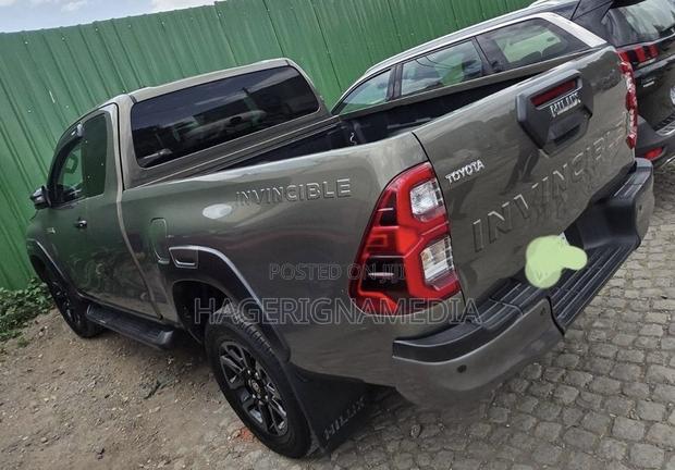 Toyota Hilux 2021 Green