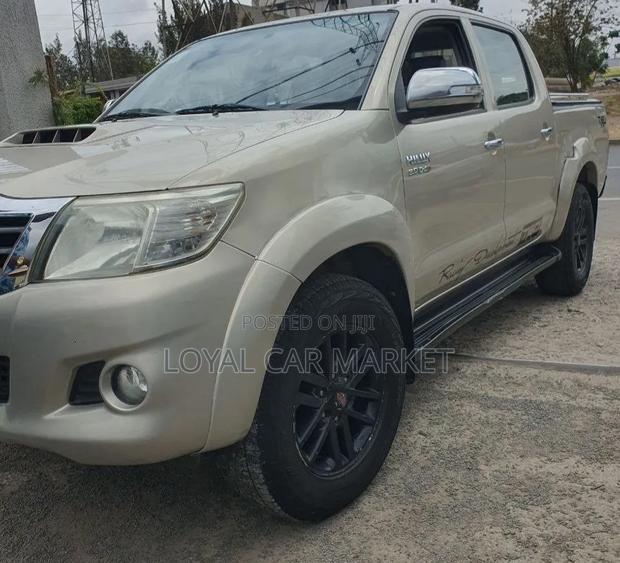 Toyota Hilux 2015 Gray