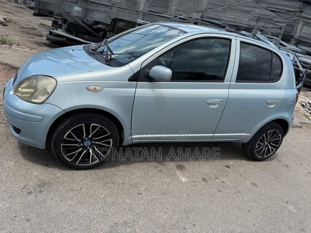 Toyota Vitz 2004 Blue