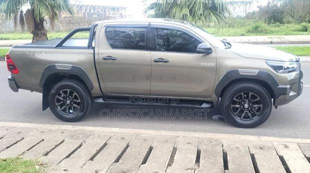 Toyota Hilux 2022 Gray