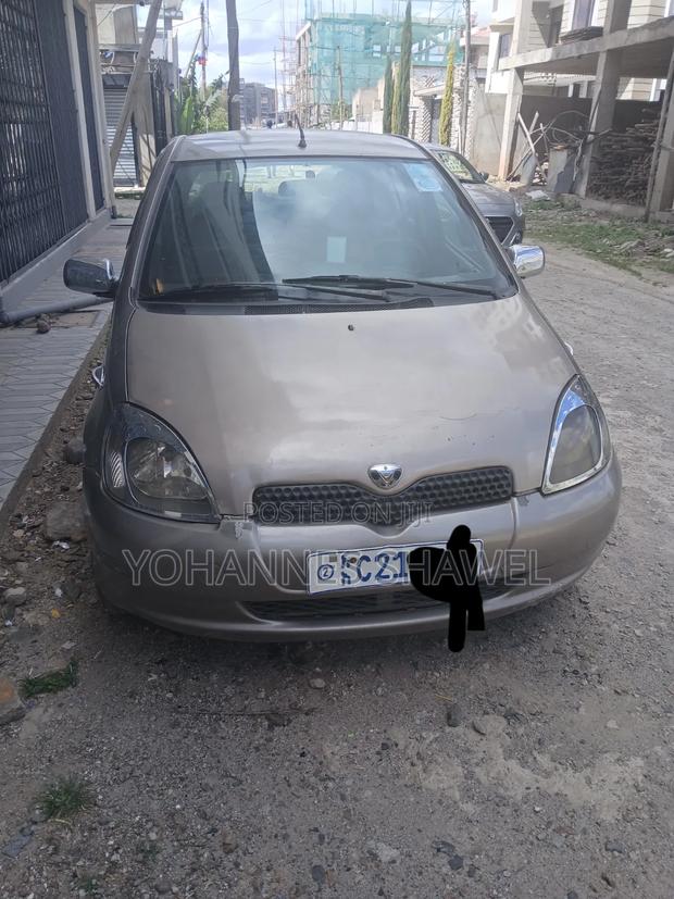 Toyota Vitz 2001 Ivory