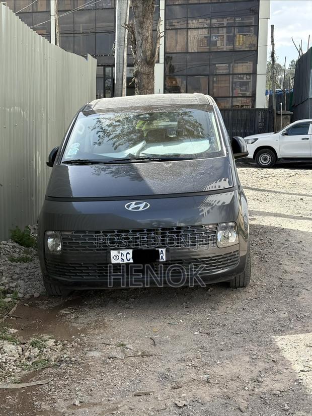 Hyundai Staria 2022 Gray