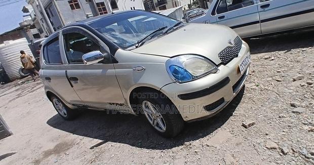 Toyota Vitz 2002 Gold