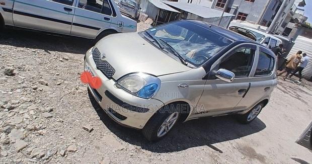 Toyota Vitz 2002 Gold