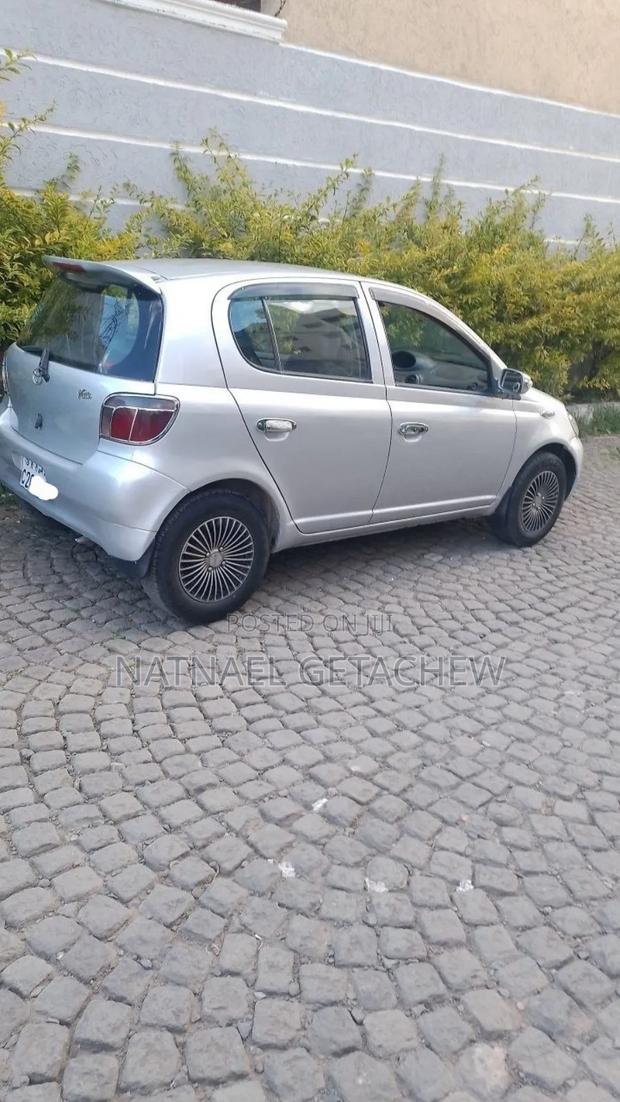 Toyota Vitz 2001 Silver