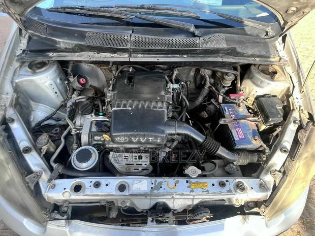 Toyota Vitz 2004 Silver