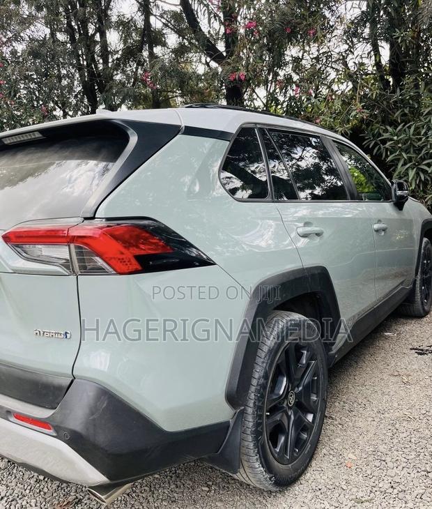 Toyota RAV4 Hybrid 2022 Silver