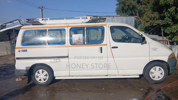 Toyota HiAce Siyaya 2004 White