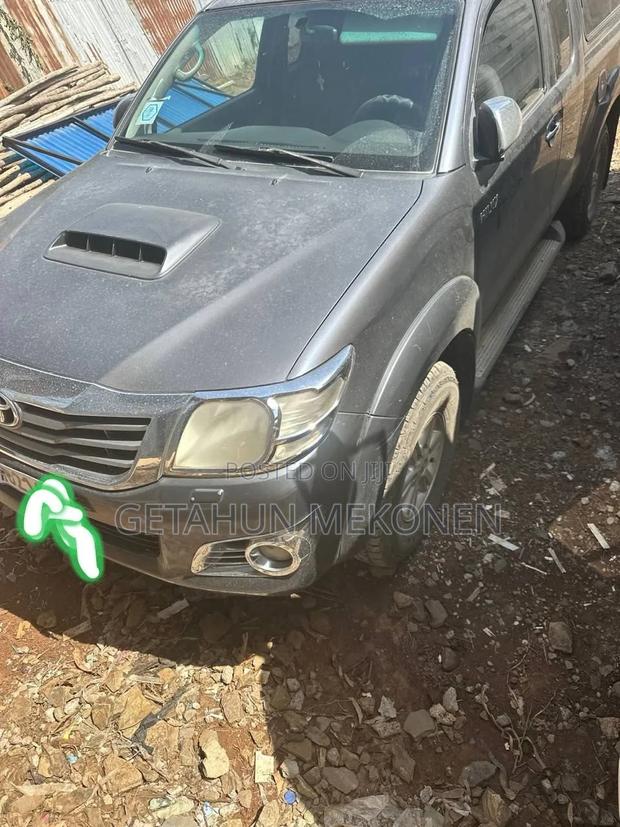 Toyota Hilux 2012 Gray