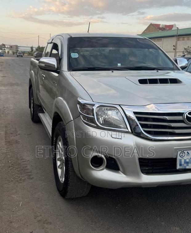 Toyota Hilux 2012 Silver