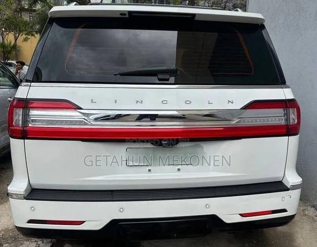 Lincoln Navigator 2024 White