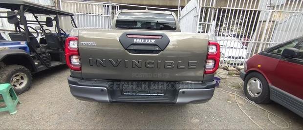 New Toyota Hilux 2025 Gray