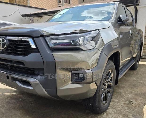 New Toyota Hilux 2025 Gray