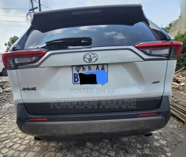Toyota RAV4 2021 White